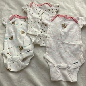 Set of 3 Gerber NB onesies.